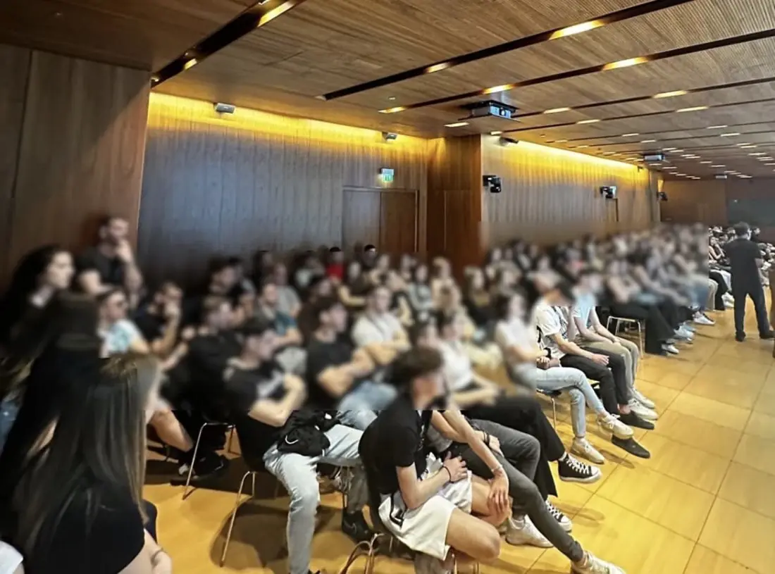 Γεμάτη αίθουσα σε εκδήλωση της ΔΑΠ Οικονομικού
